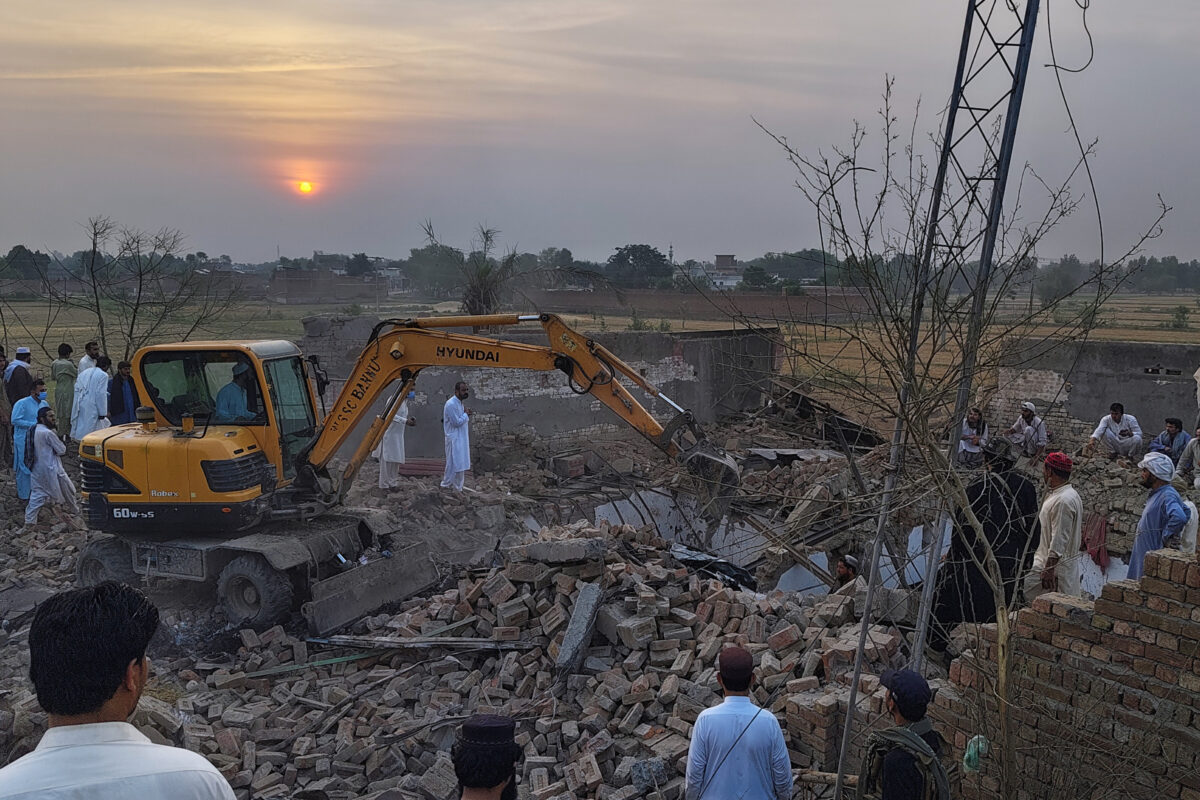 Pakistan, autobomba vicino a posto di blocco: 15 morti