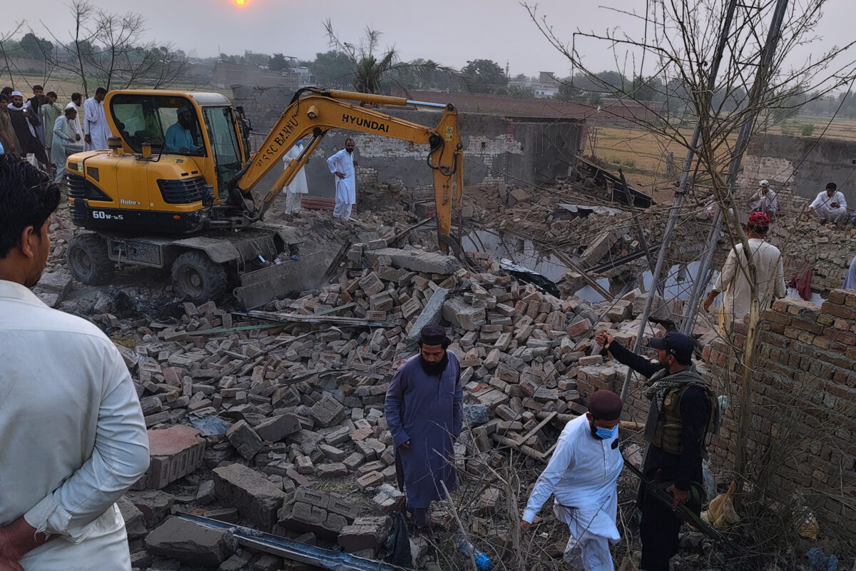 Pakistan, autobomba vicino a posto di blocco: 15 morti Pakistan, autobomba vicino a posto di blocco: 15 morti