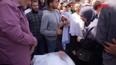 Gaza, due persone uccise in un nuovo attacco israeliano: in centinaia ai funerali
