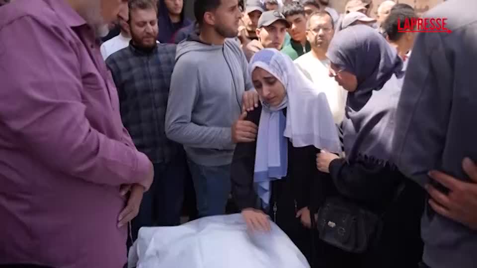 gaza due persone uccise in un nuovo attacco israeliano in centinaia ai funerali da Lapresse.it gaza due persone uccise in un nuovo attacco israeliano in centinaia ai funerali