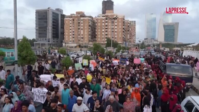 Pakistan, a Karachi centinaia di persone in piazza per i diritti di donne e transgender