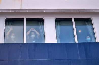 Hantavirus, la nave da crociera Hondius nel porto di Tenerife per le operazioni di sbarco: “Passeggeri tutti asintomatici”