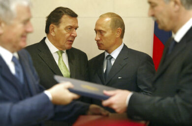 Ucraina, Putin vuole Schroeder per negoziare con la Ue. Berlino: “Non ha dato prova di essere imparziale”