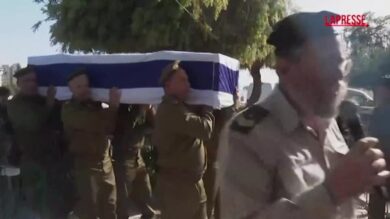 Israele, parenti e amici al funerale di un riservista ucciso in Libano
