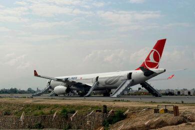 Aereo di Turkish Airlines prende fuoco durante l’atterraggio in Nepal