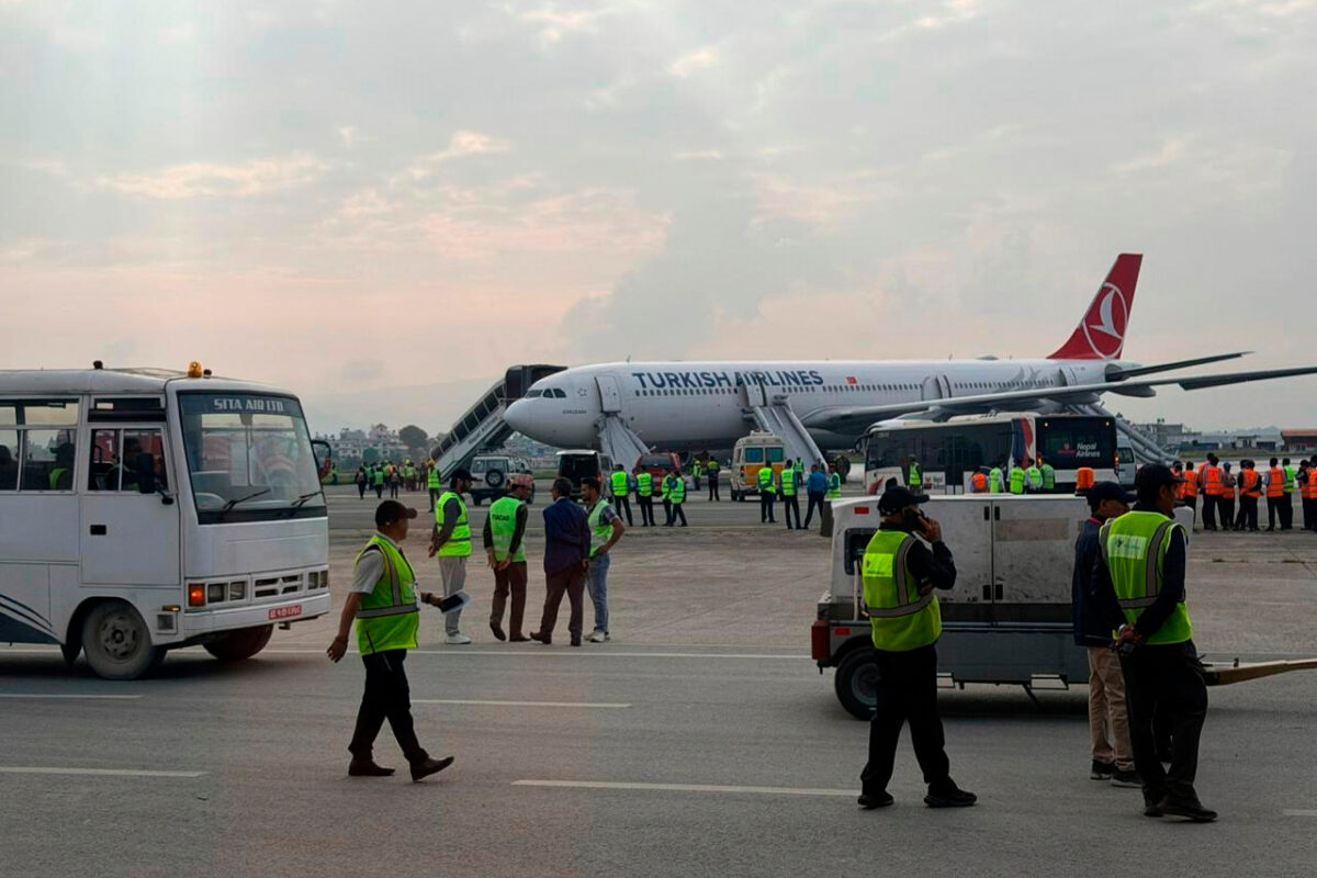 Aereo di Turkish Airlines prende fuoco durante l’atterraggio in Nepal
