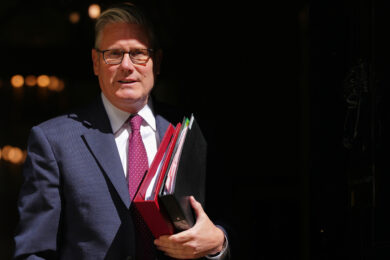 Regno Unito, Starmer: “Non lascio, non getto il Paese nel caos. Ricostruiremo i rapporti con l’Ue”