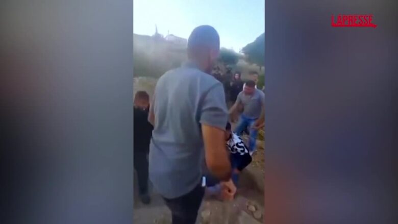 Cisgiordania, famiglia palestinese costretta a riesumare il corpo di un familiare dai coloni israeliani