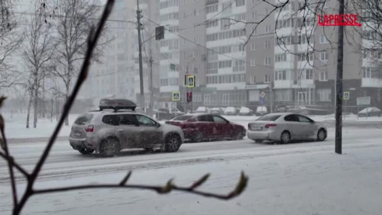 Russia, forti nevicate in Siberia: isolata la città di Khanty-Mansiysk