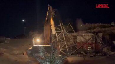 Israele, bulldozer israeliani demoliscono decine di negozi palestinesi a Gerusalemme Est