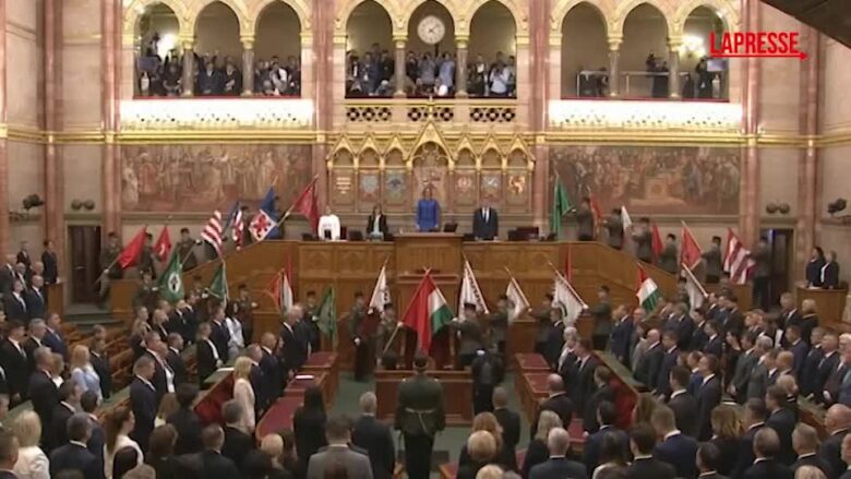 Ungheria, Magyar giura in Parlamento: "Compito di portata storica: dobbiamo rimediare a decenni di distruzione"