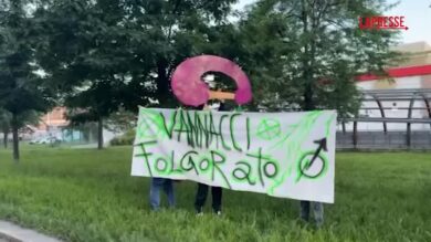 Torino, protesta contro Vannacci: “Folgorato”, lo striscione in testa al corteo