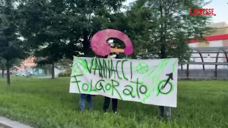 Torino, protesta contro Vannacci: “Folgorato”, lo striscione in testa al corteo