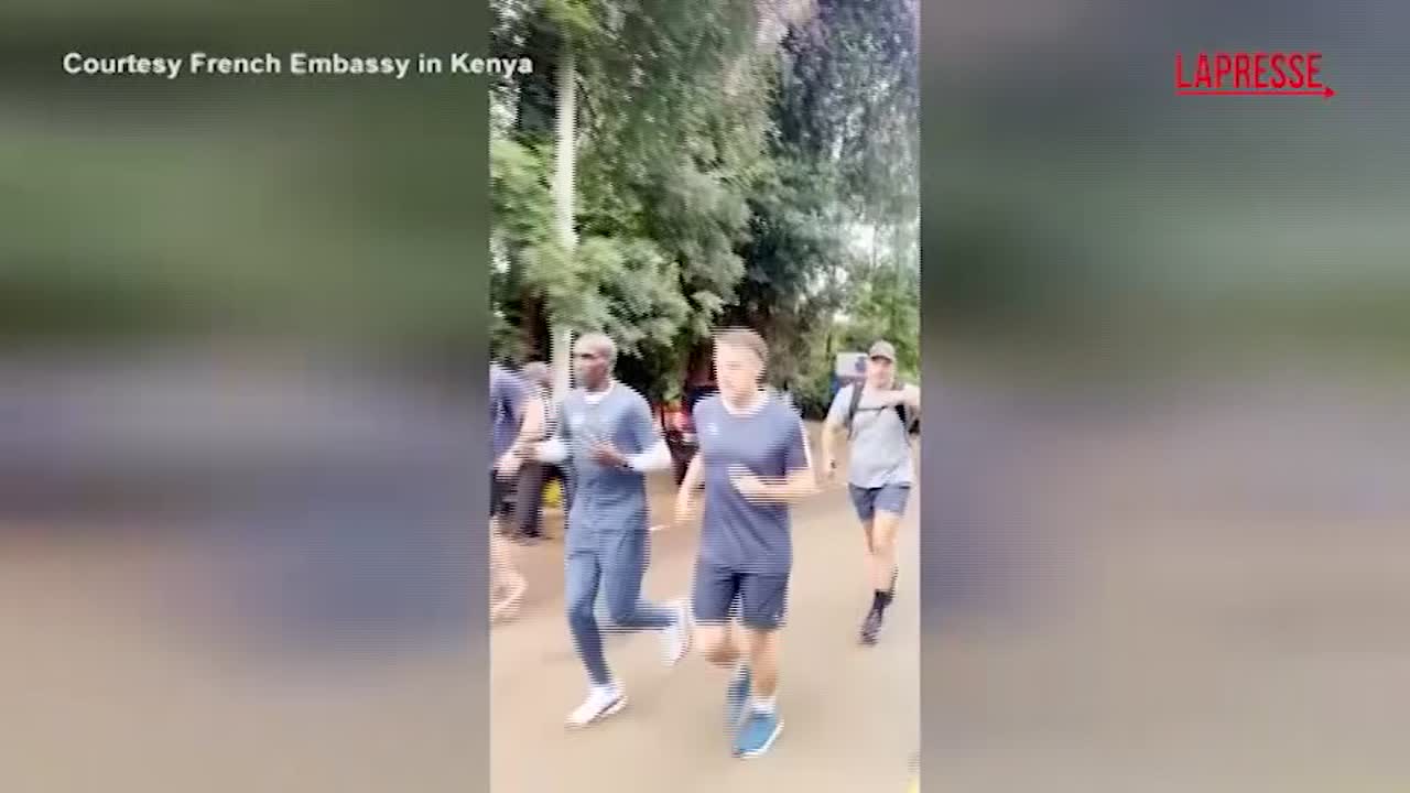 kenya macron fa jogging con il campione olimpico eliud kipchogeper da Lapresse.it kenya macron fa jogging con il campione olimpico eliud kipchogeper