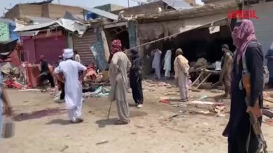 Pakistan, bomba nascosta in un risciò esplode in un bazar: nove i morti