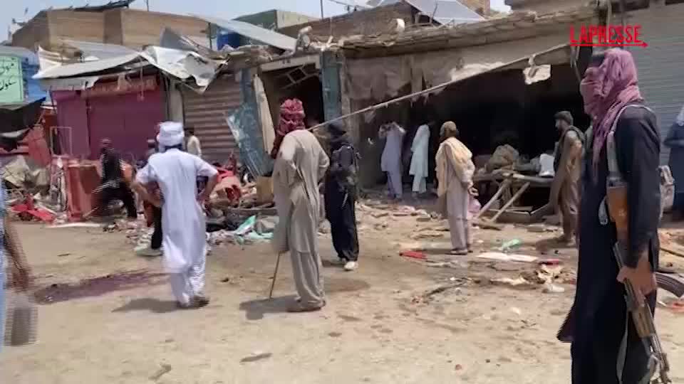 pakistan bomba nascosta in un risci242 esplode in un bazar nove i morti da Lapresse.it pakistan bomba nascosta in un risci242 esplode in un bazar nove i morti