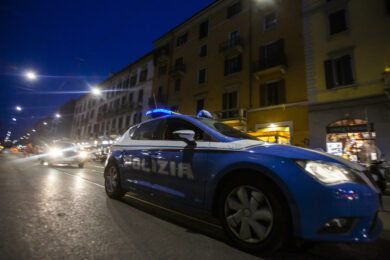 Prato, 23enne accoltellato dopo aver difeso una collega: due fermati, uno ha 16 anni