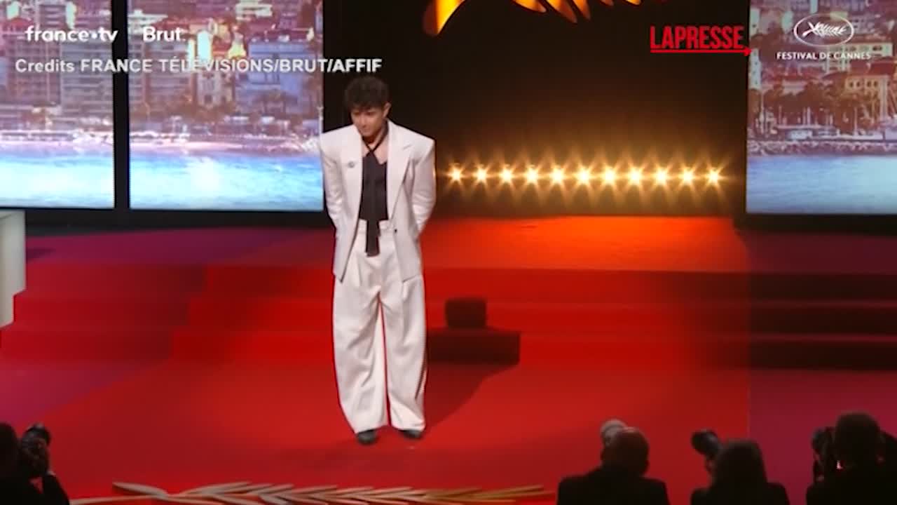 cannes 2026 peter jackson riceve la palma d8217oro alla carriera dal suo frodo da Lapresse.it cannes 2026 peter jackson riceve la palma d8217oro alla carriera dal suo frodo