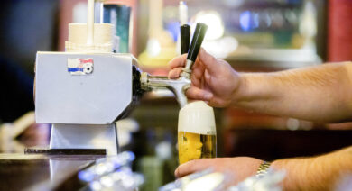 Germania, un italiano ubriaco scambia barista per la zia e pretende soldi: arrestato