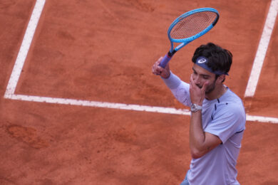 Musetti infortunato, lesione al retto femorale: “Devo saltare il Roland Garros”