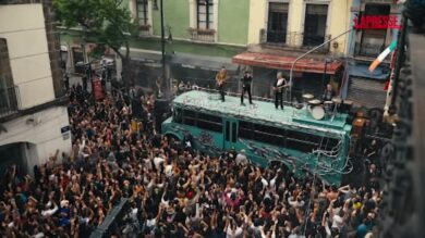 U2, mini show su uno scuolabus a Città del Messico per girare il video del nuovo singolo