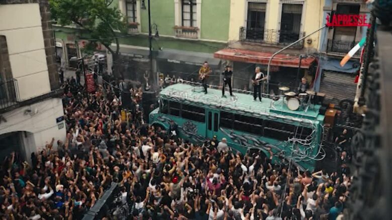 U2, mini show su uno scuolabus a Città del Messico per girare il video del nuovo singolo