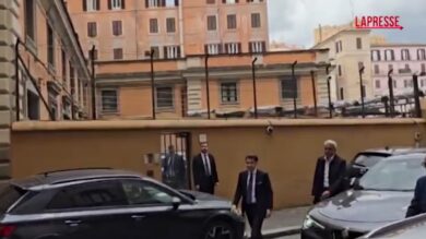 Conte ai giornalisti dopo il ricovero: “Ben ritrovati. Come sto? Benissimo”