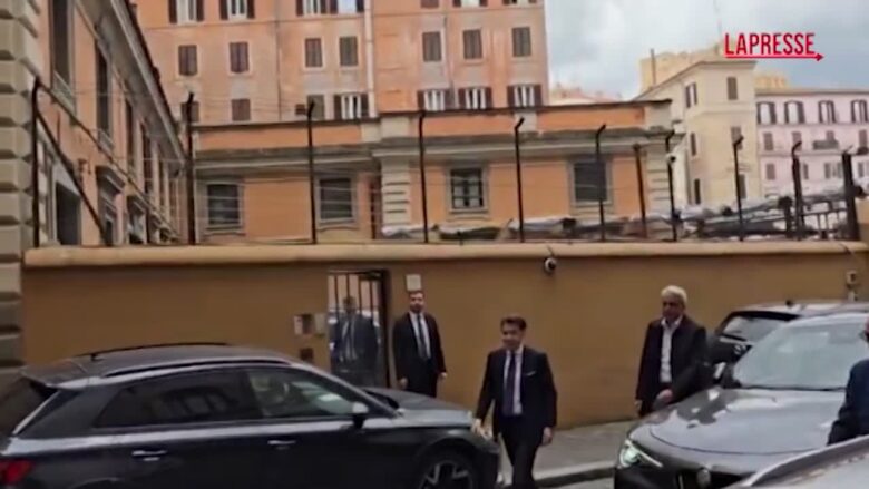 Conte ai giornalisti dopo il ricovero: “Ben ritrovati. Come sto? Benissimo”