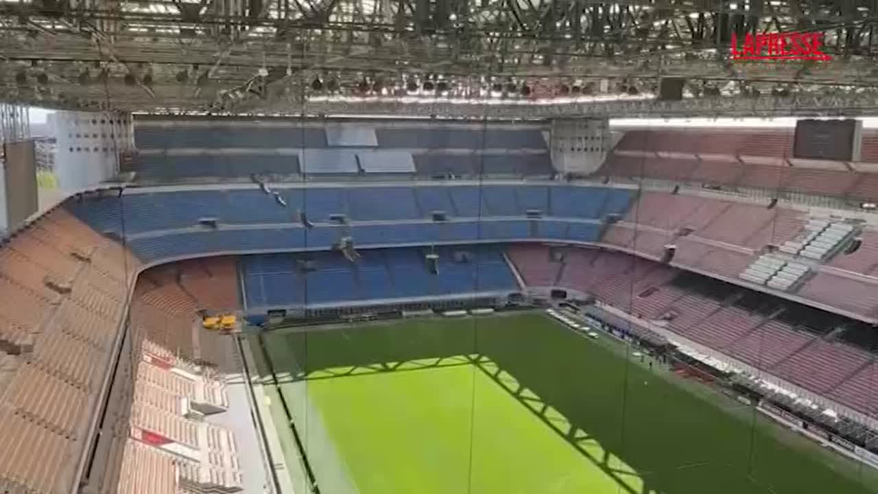 san siro lo skywalk sulla copertura dello stadio da Lapresse.it san siro lo skywalk sulla copertura dello stadio