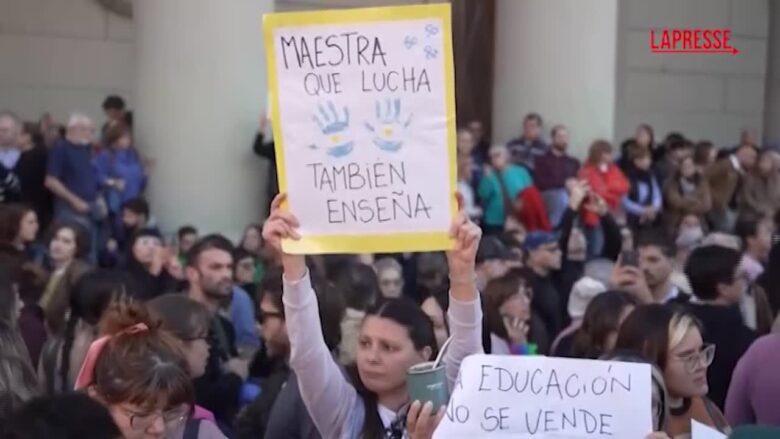Argentina, decine di migliaia in piazza contro i tagli alle università pubbliche