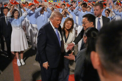 Trump in Cina: tappeto rosso per il presidente Usa all’arrivo a Pechino