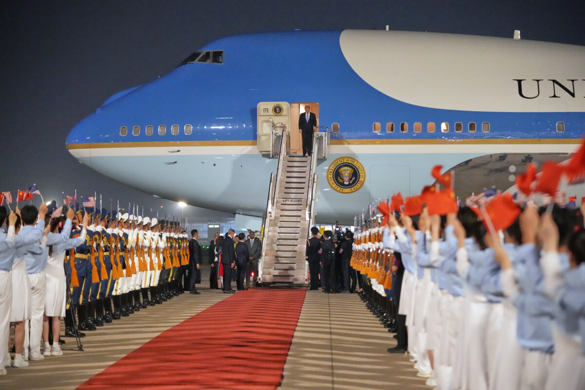 Trump in Cina: tappeto rosso per il presidente Usa all’arrivo a Pechino