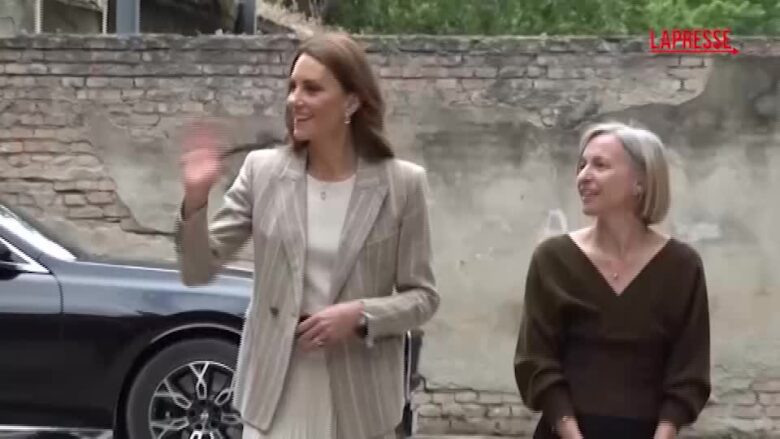 Kate a Reggio Emilia visita il centro di riciclaggio creativo Remida