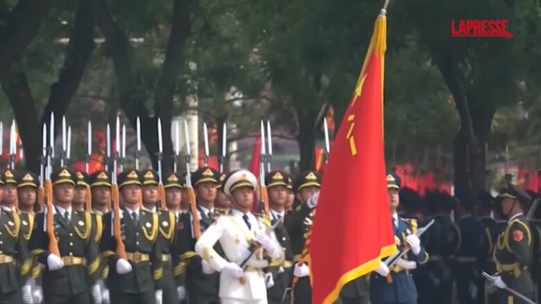 Cina-Usa, Xi Jinping e Trump alla sfilata della guardia d'onore militare