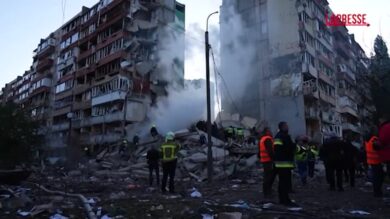 Ucraina, soccorritori tra le macerie a Kiev dopo gli attacchi russi: decine i feriti