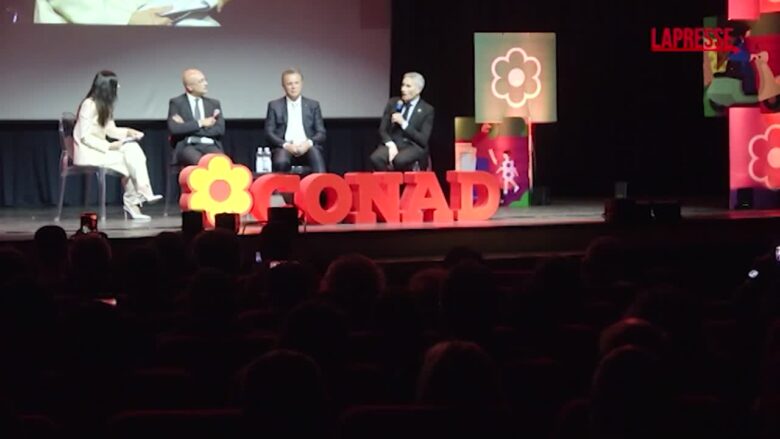 Giro d’Italia: Conad consegna assegno a ospedale Cosenza. Sabato tappa a Fermo con Raoul Bova