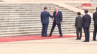 Cina-Usa, l’arrivo di Trump a Pechino e la stretta di mano con Xi Jinping
