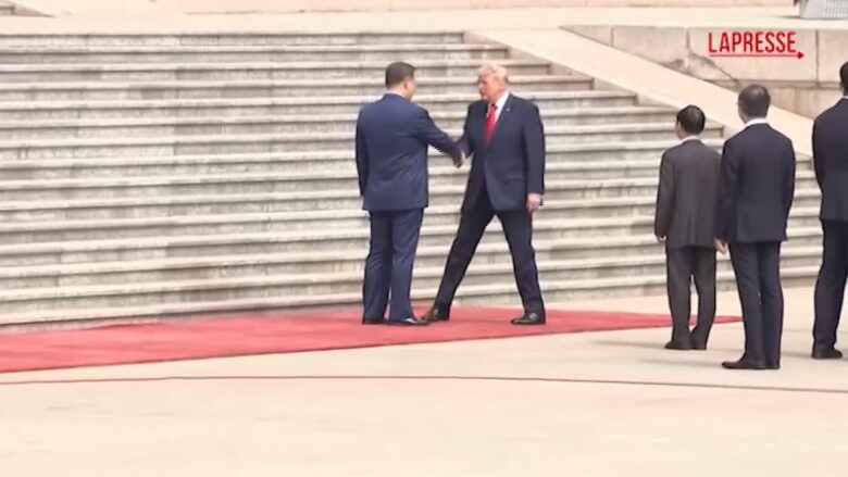 Cina-Usa, l’arrivo di Trump a Pechino e la stretta di mano con Xi Jinping