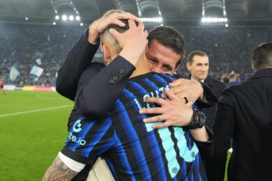 Chivu e Lautaro Martinez si abbracciano dopo la finale della Coppa Italia Frecciarossa 2025/2026 tra Lazio e Inter (Foto di Alfredo Falcone/LaPresse)