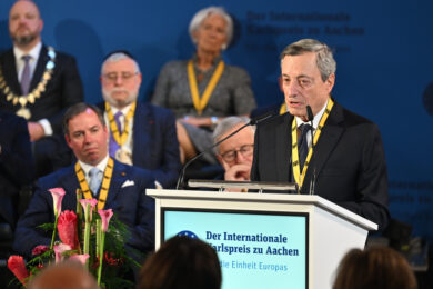 Draghi all’Ue: “Per la prima volta siamo davvero soli, momento di pericolo ma anche di rivelazione”