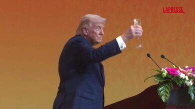Trump in Cina, il brindisi con Xi Jinping alla cena di Stato a Pechino