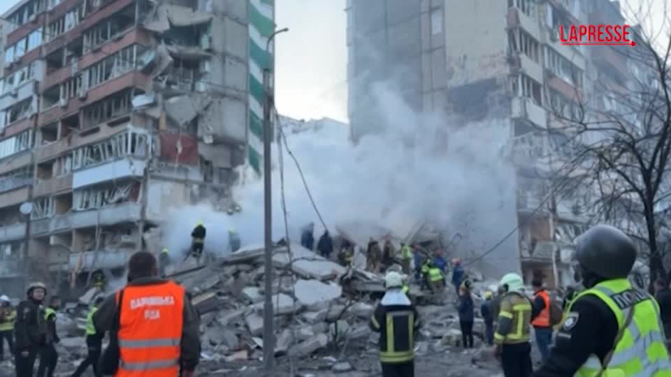 ucraina massiccio attacco di droni e missili russi su kiev le immagini dei soccorsi da Lapresse.it ucraina massiccio attacco di droni e missili russi su kiev le immagini dei soccorsi