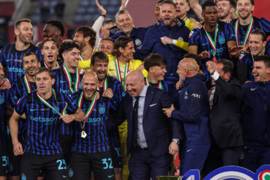 I giocatori dell'Inter e il presidente del club Giuseppe Marotta festeggiano al termine della finale della Coppa Italia Frecciarossa 2025/2026 tra Lazio e Inter allo Stadio Olimpico di Roma (Foto di Stefano Nicoli/LaPresse)
