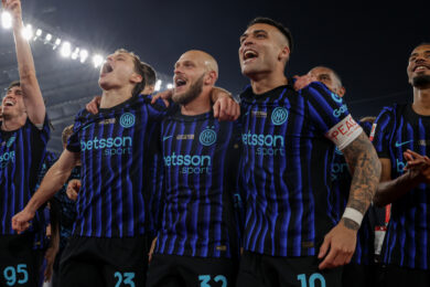 Niccolò Barella, Federico Dimarco e Lautaro Martínez festeggiano al termine della finale della Coppa Italia Frecciarossa 2025/2026 tra Lazio e Inter allo Stadio Olimpico di Roma (Foto di Stefano Nicoli/LaPresse)