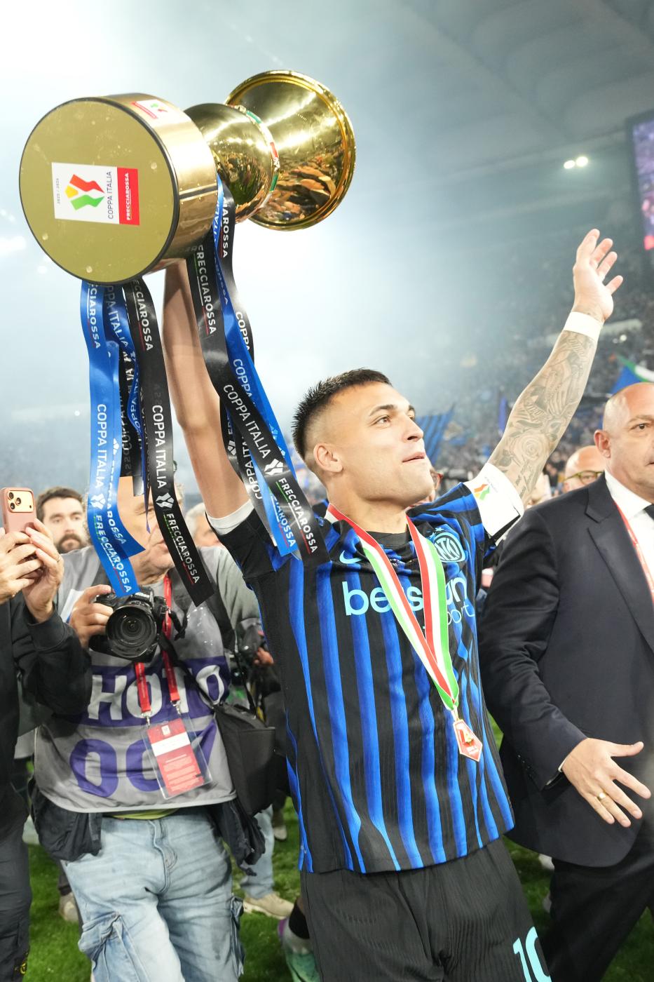 Galleria foto 'L’Inter stende la Lazio e vince la Coppa Italia 2026, la festa in campo – Le foto' - foto 7
