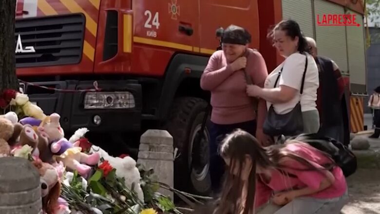 Ucraina, Kiev piange le vittime del raid russo: fiori e lacrime tra le macerie