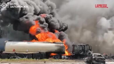 Ucraina, gigantesco incendio a Zaporizhzhia dopo il raid russo