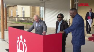 Re Carlo III “DJ per un giorno” a Buckingham Palace, festa per The King’s Trust