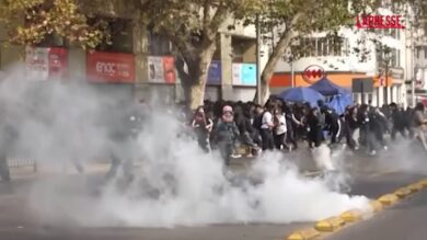 Cile, studenti in piazza a Santiago: scontri con la polizia