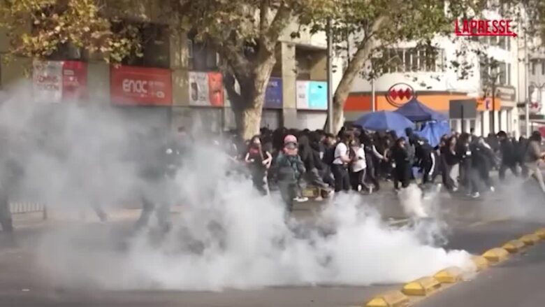 Cile, studenti in piazza a Santiago: scontri con la polizia